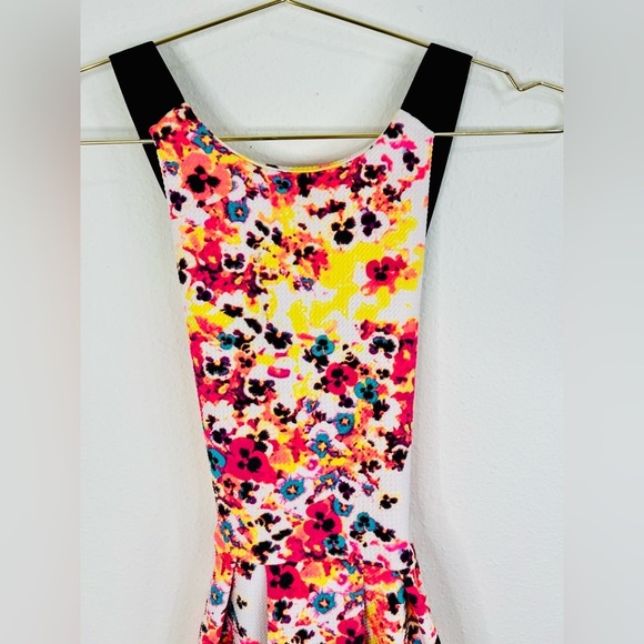 So Women's Floral Fit Flare Dress Size Small Vibrant Summer Sundress Cutout Back - Picture 3 of 16